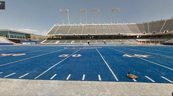 Kolam renang? Ternyata bukan. Ini lapangan yang warnanya biru. Foto: via Trend Chaser