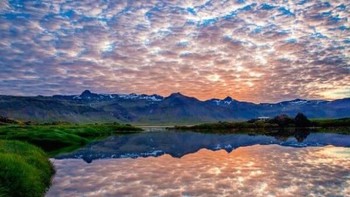 Seperti dunia kapas. Sebenarnya ini foto pantulan langit berawan di air danau. Foto: via Trend Chaser