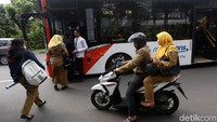 Penyesuaian jam kerja itu membuat PNS administrator bekerja dari Senin sampai Kamis mulai pukul 07.00 hingga 14.00. Sedangkan pada hari Jumat dari pukul 07.00 hingga 14.30.