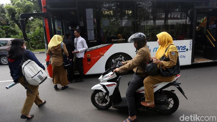 Pemerintah melakukan penyesuaian jam kerja untuk Aparatur Sipil Negara (ASN) selama bulan Ramadhan. PNS di DKI Jakarta pulang lebih awal selama bulan puasa.