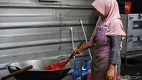 Seorang warga nampak sibuk memasak lauk-pauk untuk menu berbuka puasa di dapur umum Masjid Istiqlal.