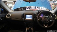 Mobil diperkuat dengan 7 airbag untuk memberikan perlindungan buat pengendaranya. Total ada 50 fitur keselamatan dan keamanan yang tersedia pada Compass.