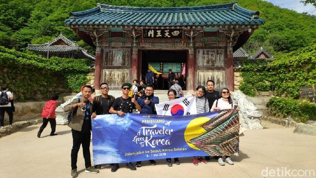 Dibuat Takjub dengan Seoraksan, Sampai Narsis Pakai Hanbok