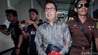 Tiba di Pengadilan, Jokdri tampil berbatik lengkap dengan rompi merah bertuliskan Tahanan lengkap borgol di tangan.