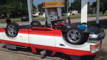 Nah loh, bingung kan? Ini ada dua mobil atau bagaimana? Foto: via Trend Chaser