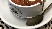 Pencinta kacang almond bisa menambahkan kacang kesukaannya sebagai topping. Penambahan kacang almond yang gurih menambah cita rasa hot chocolate milk. Foto: Instagram sigma.m.life  