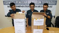Begini penampakan dua kardus berisi form C1 asal Jawa Tengah yang isinya menguntungkan pasangan 02 diamankan di Menteng, Jakarta Pusat.