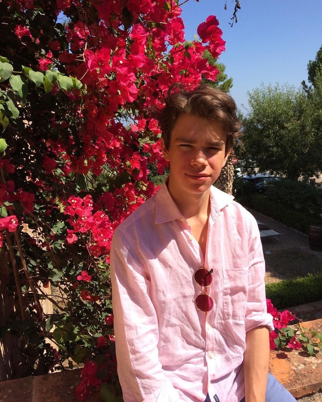 Sam Chatto adalah cucu dari Putri Margaret dan keponakan buyut dari Ratu Elizabeth. Bangsawan muda Inggris tersebut belakangan mencuri perhatian karena gaya hidupnya yang anti-mainstream. Foto: Instagram @samchatto