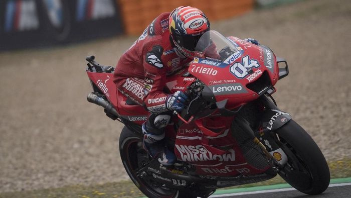 Andrea Dovizioso sangat kecewa gagal naik podium. (Foto: Mirco Lazzari/Getty Images) Andrea Dovizioso sangat kecewa gagal naik podium. (Foto: Mirco Lazzari/Getty Images)