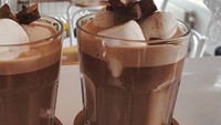 Ingin minuman hangat yang lebih lengkap, tambahkan saja marshmallow dan potongan cokelat almond. Rasanya pasti manis legit creamy terselip renyah gurih almond. Mantap! Foto: Instagram sandscakesandbubbles_  