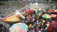 Sejumlah sampan hias berbentuk mimbang Masjid atau Mimbau disiapkan warga untuk melaksanakan tradisi Potang Balimau di Sungai Batang Mahek, Pangkalan, Sumatera Barat. Tradisi Potang Balimau dan Balimau Kasai atau mandi dengan air limau (jeruk nipis) untuk mensucikan diri digelar warga setempat dalam rangka menyambut bulan ramadhan 1440 Hijriyah. Antara Foto/Iggoy el Fitra.