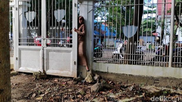  Telat Masuk di Hari Pertama Puasa, ASN di Maros Menyelusup Lewat Pagar