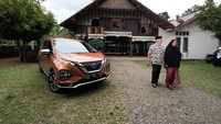 Pada hari pertama, perjalanan dimulai dari kota Banda Aceh ke Pucok Krueng sampai puncak Geurutte di Meulaboh. Jalanan lurus, menanjak, dan berliku menjadi bumbu manis pada perjalanan kali ini. detikcom sendiri menggunakan All New Nissan Livina varian teratas, VL. Dok. Nissan Motor Indonesia.