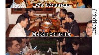 Potret ini menunjukkan bukber kekinian. Dimulai dengan doa bersama, makan bersama dan main hp bersama. Wah percuma dong ngumpul kalau tetap sibuk masing-masing.  Foto: istimewa
