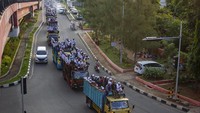 Ratusan umat muslim berada di atas truk saat mengikuti parade beduk hias di kawasan Kertabumi - Arif Rahman Hakim, Karawang, Jawa Barat, Sabtu (4/5/2019). Parade beduk tersebut untuk menyambut dan memeriahkan datangnya bulan suci Ramadhan. Antara Foto/M Ibnu Chazar.