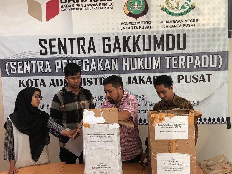Ribuan Form C1 Untungkan 02 Diamankan dari Mobil di Menteng Ribuan Form C1 Untungkan 02 Diamankan dari Mobil di Menteng