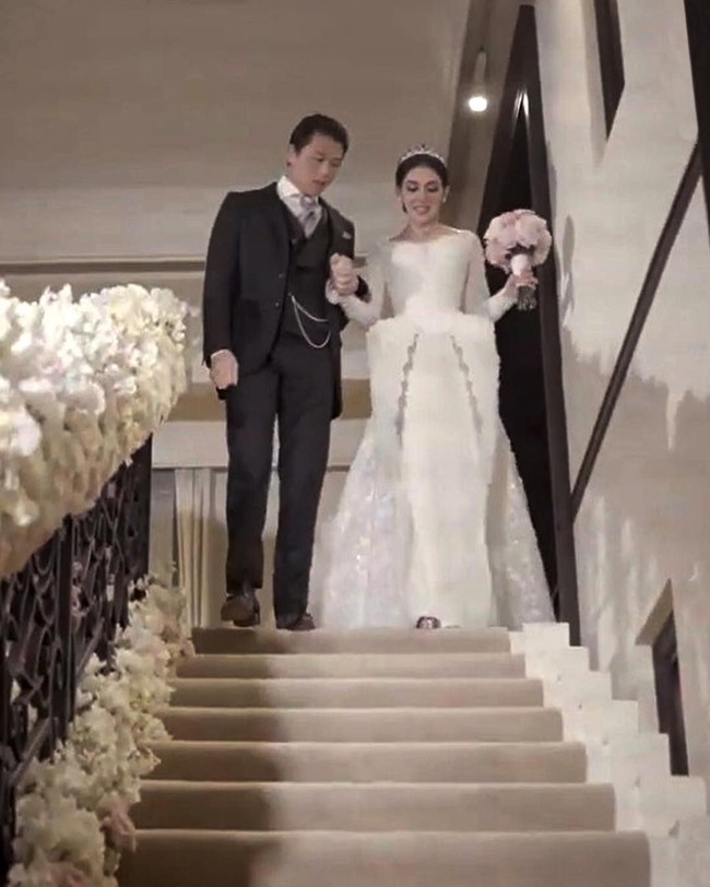 Sebastian Gunawan atau akrab disapa Seba tak hanya sekali ini menciptakan gaun pengantin untuk Syahrini. Sebelumnya ketika Syahrini menggelar pesta pernikahan di Jepang, Seba juga menjadi desainer pilihannya dan menciptakan gaun putih dengan siluet struktural di bagian pinggul. Foto: Dok. Instagram @sebastiangunawanofficial