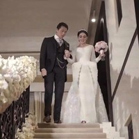 Sebastian Gunawan atau akrab disapa Seba tak hanya sekali ini menciptakan gaun pengantin untuk Syahrini. Sebelumnya ketika Syahrini menggelar pesta pernikahan di Jepang, Seba juga menjadi desainer pilihannya dan menciptakan gaun putih dengan siluet struktural di bagian pinggul. Foto: Dok. Instagram @sebastiangunawanofficial
