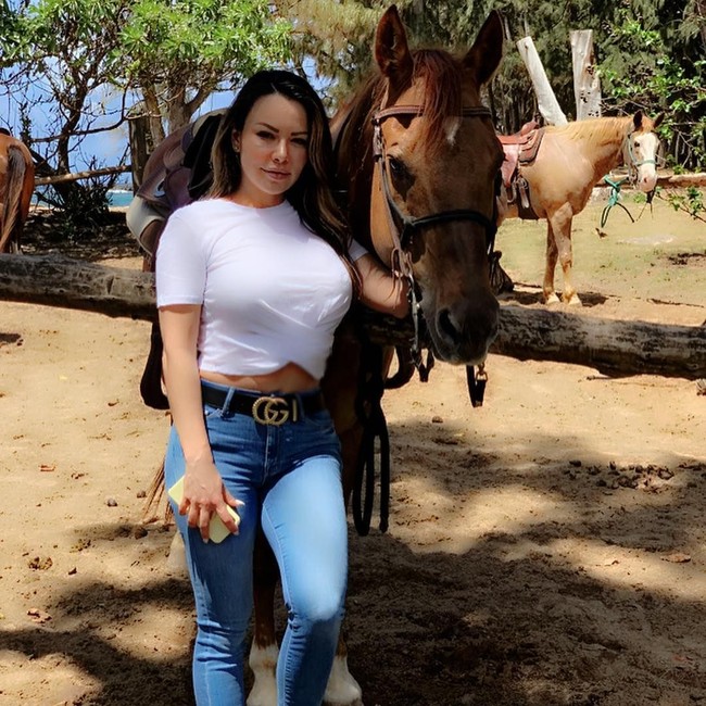 Punya tubuh semampai, banyak orang yang tak percaya bahwa wanita asal California itu sudah jadi nenek. Namun menurutnya itulah keunikan dirinya yang kini dibanggakan.  Foto: Instagram @ sweetalice101