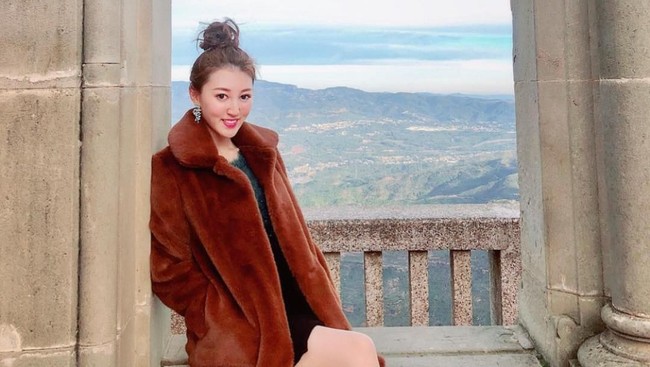 Sehari sebelum mem-posting pengumuman cerai, The Independent Singapore melaporkan kalau Katherine Ho kedapatan mencium Ansort Chan, seoran miliarder saat berpesta di kawasan Lan Kwai Fong. Terkait pemberitaan tersebut, Katherine dan Ansort menolak memberikan penjelasan. Foto: Instagram/@katherine_hoyk