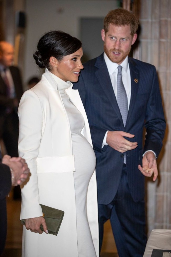 Situs Love the Sales juga mengadakan polling di internet untuk mencari tahu baju hamil Meghan yang paling disukai. Dari 75 baju hamilnya, penampilan Meghan Markle saat hamil memakai gaun putih Calvin Klein ini banyak disukai netizen dengan mendapat 341 ribu likes. Gaun dengan kerah bergaya turtle-neck itu membungkus tubuh Meghan saat menghadiri sebuah acara gala. Foto: Dok. Getty Images