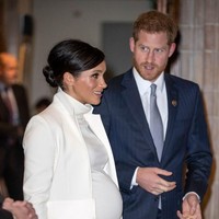 Situs Love the Sales juga mengadakan polling di internet untuk mencari tahu baju hamil Meghan yang paling disukai. Dari 75 baju hamilnya, penampilan Meghan Markle saat hamil memakai gaun putih Calvin Klein ini banyak disukai netizen dengan mendapat 341 ribu likes. Gaun dengan kerah bergaya turtle-neck itu membungkus tubuh Meghan saat menghadiri sebuah acara gala. Foto: Dok. Getty Images