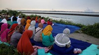Sejumlah warga korban lumpur Sidoarjo berkumpul di tanggul titik 21 Porong, Sidoarjo, Jawa Timur, Sabtu (4/5/2019). Mereka datang untuk berziarah ke area yang dahulu adalah tempat pemakaman umum (TPU) tersebut. Antara Foto/Umarul Faruq.
