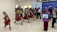 Di terminal kedatangan, penumpang disambut tarian khas Kulon Progo yaitu Tari Angguk Sigrak. Dok. Detikcom/Trio Hamdani.