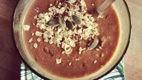 Anda juga bisa menambahkan oat atau biji-bijian lain seperti biji labu. Hasilnya kurang lebih seperti kreasi hot chocolate milk yang satu ini. Foto: Instagram sea.yuccan.breathe  