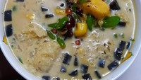 Es campur dengan paduan gula Jawa ini terasa nikmat. Campurannya ada cincau, nangka, cendol dan biji mutiara. Foto: Instagram@i_am_linawati.
