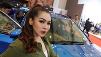 Seorang model berpose dengan Jeep Compass di IIMS 2019.