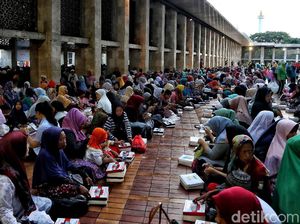 Ribuan Orang Ikut Buka Puasa Bersama di Masjid Istiqlal