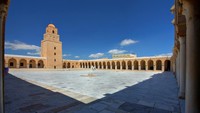 Masjid Agung Kairouan atau dikenal juga dengan nama Masjid Uqba dibangun pada tahun 670 Masehi di Tunisia. Nama Uqba berasal dari seorang jenderal bernama Uqba ibn Nafi yang membangun masjid ini pertama kali. Masjid Uqba juga menjadi Masjid tertua di Afrika. Dok. Wikipedia/Andrew Watson.
