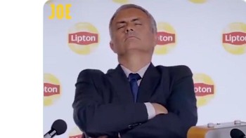 Apa iya begini reaksi Jose Mourinho saat tahu MU gagal ke Liga Champions? (Foto: Internet/Twitter)