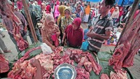 Meugang merupakan tradisi turun temurun masyarakat Aceh tanpa perbedaan kaya dan miskin dengan berbondong bondong membeli daging untuk dimasak dan disantap bersama keluarga yang dilaksanakan setahun tiga kali yaitu menyambut bulan Suci Ramadhan, Idul Fitri dan Idul Adha. Antara Foto/Rahmad.