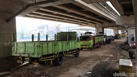 Sejumlah truk terparkir di kolong tol Becakayu, Senin (6/5/2019). 