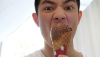 Chef Reynold ternyata penggemar gelato. Who else bites their gelato?, tulisnya. Foto: Instagram reynoldpoer