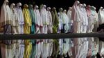 Potret Umat Muslim di Indonesia Laksanakan Salat Tarawih Pertama