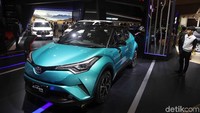 Toyota C-HR Hybrid dipamerkan di Internasional Indonesia Motor Show 2019.