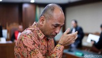 Begini ekspresi Deputi IV Bidang Peningkatan Prestasi Olahraga Kemenpora, Mulyana saat meneteskan air mata.