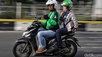 Driver Go-Jek melintas di kawasan Stasiun Juanda, Jakarta, untuk mengantarkan penumpang, Senin (6/5/2019).