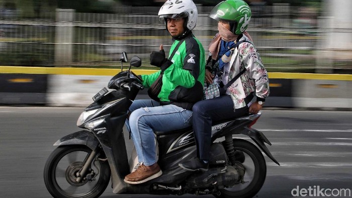 Sejumlah driver Go-Jek menunggu penumpang di kawasan Stasiun Juanda, Jakarta Pusat,  Senin (6/5). Menurut driver Go-Jek terkait isu mogok para driver yang akan dilakukan hari ini dinyatakan batal karena tarif Go-Jek tersebut telah kembali normal.