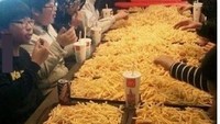 Bukber murah meriah ini namanya. Nggak masalah makanannya sesuai budget, yang penting bisa kumpul. Tapi nggak kentang goreng doang gini dong ya? Foto: istimewa