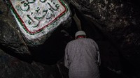 Pengunjung yang memulai pendakian pada dinihari, salat subuh bisa dilakukan di perjalanan pendakian dengan berwudu menggunakan air mineral atau bertayamum. Ada spot-spot di jalur pendakian yang berupa batuan datar, sangat memungkinkan untuk digunakan sebagai tempat salat ke berjamaah.