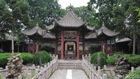 Masjid Raya Xian disebut menjadi Masjid terbesar dan terluas di Tiongkok. Masjid yang dibangun pada tahun 742 Masehi ini memiliki bentuk arsitektur menyerupai kuil Tiongkok yang unik nan antik. Masjid Raya Xian menjadi salah satu daya tarik utama wisatawan yang berkunjung ke kota Xian. Dok. Wikipedia/chensiyuan.