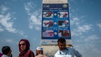Banyaknya mitos yang beredar seputar Jabal Rahmah membuat Kerajaan Arab Saudi bertindak dengan memasang papan imbauan kepada para pengunjung agar tidak memberikan penghormatan berlebihan saat berkunjung ke bukit tersebut. Imbauan itu pun ditulis dalam tihga bahasa, yakni bahasa Arab, Indonesia dan Turki.