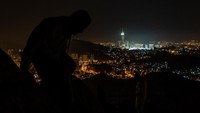 Pendakian Gua Hira umumnya memakan waktu satu sampai dua jam, tergantung pada kemampuan fisik dan banyaknya frekuensi istirahat. Jangan lupa membawa senter atau paling tidak memaksimalkan fasilitas flash light pada kamera ponsel saat mendaki menuju Gua Hira sebab dari bawah sampai ke puncak Jabal Nur, tidak ada satu pun lampu penerangan.
