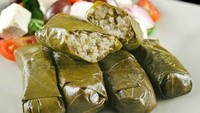 Bagaimana dengan menu buka puasa di Mesir? Ternyata mereka menyantap daun anggur berisi sayuran. Menu bernama Dolma ini biasanya diisi paprika, zucchini, tomat, dan terong. Tak ketinggalan perasan lemon yang asam menyegarkan. Foto: iStock