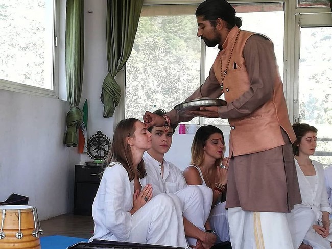 Bangsawan muda itu mempelajari yoga bersama kekasihnya, Sophie Pipe, yang sama-sama punya gaya hidup anti-mainstream. Dari akun Instagram-nya, terlihat jika Sophie yang seorang blogger juga vegan yang sangat terkoneksi dengan alam. Foto: Instagram @thejoyfulsprite