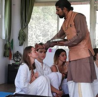 Bangsawan muda itu mempelajari yoga bersama kekasihnya, Sophie Pipe, yang sama-sama punya gaya hidup anti-mainstream. Dari akun Instagram-nya, terlihat jika Sophie yang seorang blogger juga vegan yang sangat terkoneksi dengan alam. Foto: Instagram @thejoyfulsprite